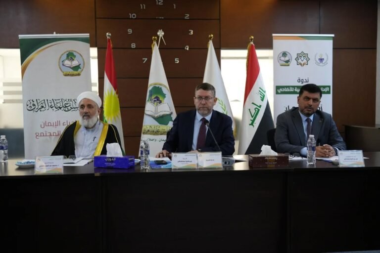 المنصة الرئيسة للندوة، وإلى اليمين الشيخ الدكتور محمود عبد العزيز العاني، الأمين العام لمجلس علماء العراق