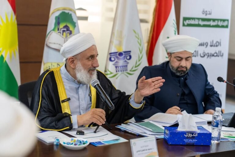 الشيخ الدكتور محمود عبد العزيز العاني متحدثًا في الندوة