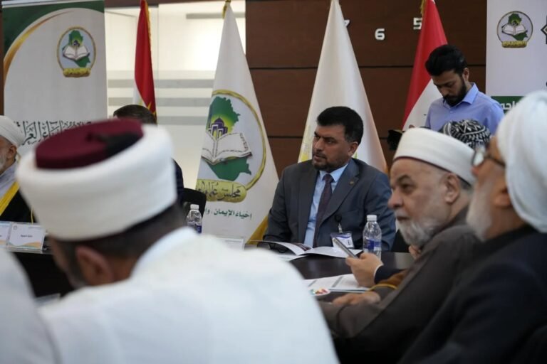جانب من المداولات حول طاولة الندوة
