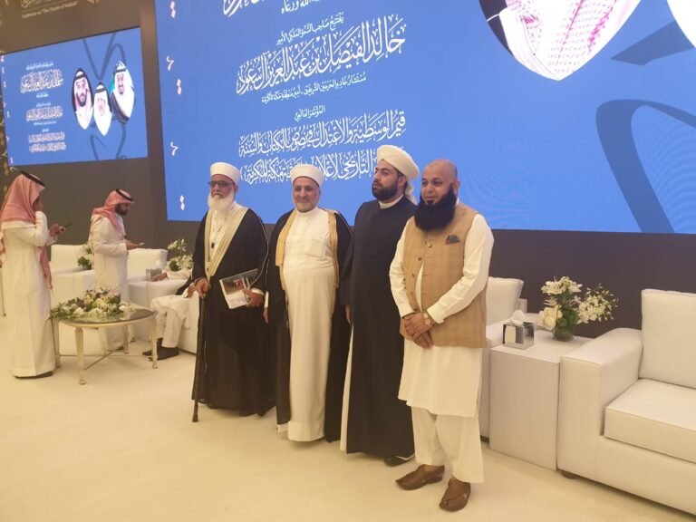 أ.د. محمد طه حمدون السامرائي (الثالث من اليسار) مع عدد من العلماء المشاركين أمام منصة المؤتمر